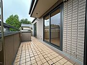 らくらくお洗濯を助ける広いバルコニー。 