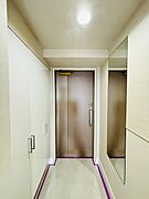 収納のある機能的な玄関。上り框は低めになっています。  