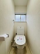 新しくお住まいになる方のことを考えて、トイレも新品に交換しました。 