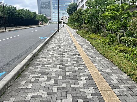 前面道路は歩道も整備され、小さなお子様にも安心です。