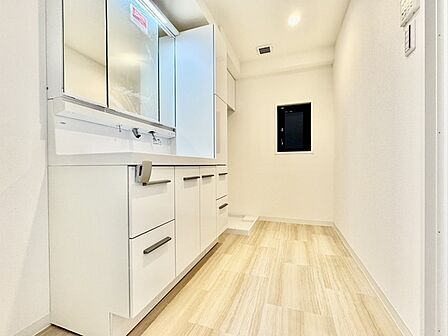 三面鏡を採用した洗面化粧台。鏡の裏にも収納スペースがあります。