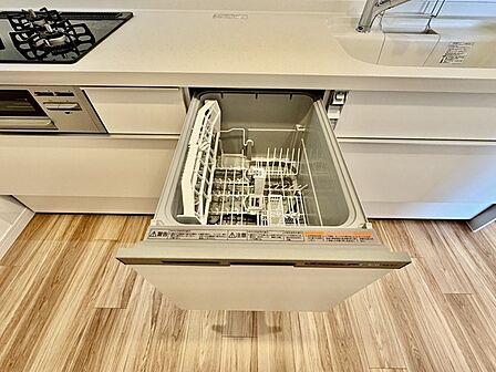 省エネ ・ 衛生的な食器洗乾燥機付。