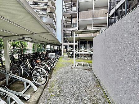マンション敷地内の屋根付き駐輪スペース