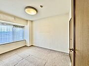リノベーション工事前。太陽の恵みを感じる、温もりと明るさにあふれたお部屋。 