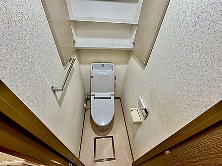 リノベーション工事前。お掃除らくらく。便座脇の操作盤をなくした、リモコンタイプのお手洗い。