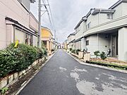 住民の方が主に利用する交通量少なめの道路に面してます。 
