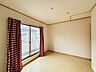 室内：ナチュラルウッドの色合いが、室内にあたたかな雰囲気を運びます。 