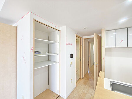 リビング脇の収納で、お部屋の中はいつもキレイに片付きそうですね。