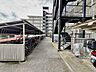 マンション敷地内の屋根付き駐輪スペース