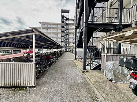 マンション敷地内の屋根付き駐輪スペース