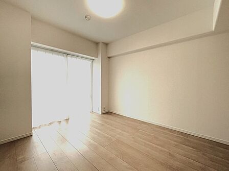 バルコニーに面したお部屋。