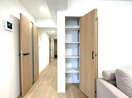 何かとものがあふれやすいリビングに、ちょっと一工夫。うれしい収納空間。