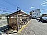 マンション敷地内の屋根付き駐輪スペース