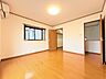 寝室：住宅街の2階南向きのお部屋です。日当たりはご覧のとおり。 