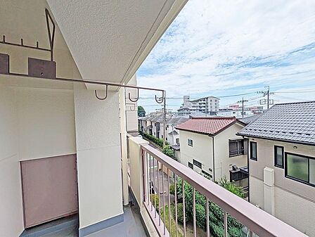 ゆとりの広さを確保したバルコニー。お布団を干すのも、この広さならラクラク。 