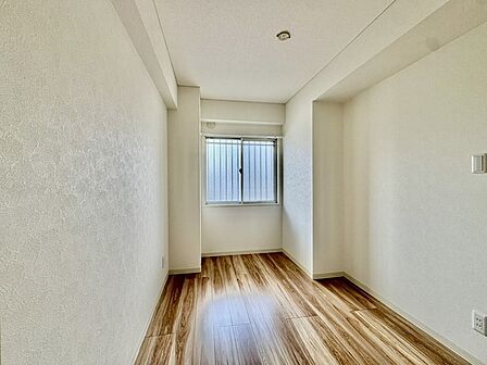 室内空間は明るい色合いで統一しています。 