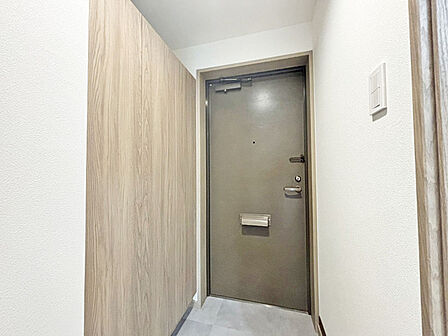 収納のある機能的な玄関。上り框は低めになっています。