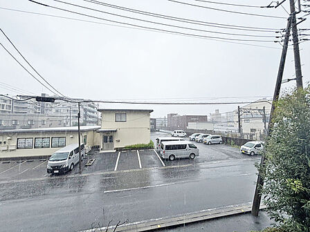 前面の住まいとの距離感があるから、圧迫感を感じません。