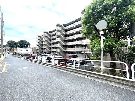 閑静な住宅地で、小さなお子様がいるご家族にも安心。 