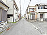 外観：住民の方が主に利用する交通量少なめの道路に面してます。 