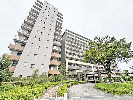 タイル張りの荘厳な外観は、マンションならでは。 