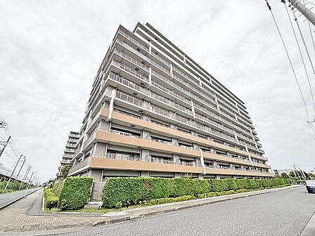 タイル張りの外観が迎える永住邸。 