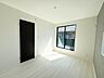 洋室：住宅街の2階南向きのお部屋です。日当たりはご覧のとおり。 