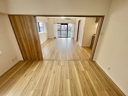 今からここを誰のお部屋にしようか、そんな洋室です。