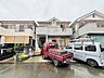 外観：車通りの少ない閑静な住宅地、のびのびした子育てに適します。 