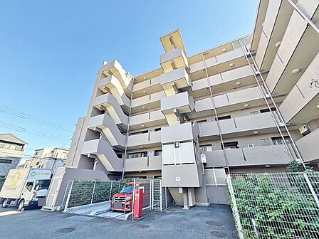 車通りの少ない閑静な住宅地、のびのびした子育てに適します。