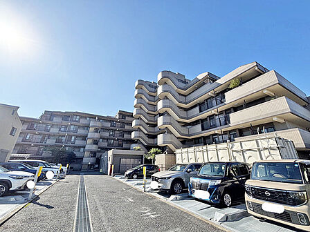 車通りの少ない閑静な住宅地、のびのびした子育てに適します。