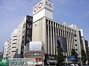 新宿マルイメン 徒歩8分。 570m