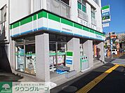ファミリーマート 徒歩2分。コンビニ 140m