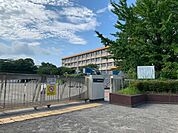 吉野東中学校生徒数は約553名、教員数は約35名です。（令和7年4月） 1800m