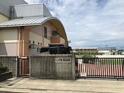 【貝塚市立西小学校まで徒歩8分(約640m)。】お子様が重たいランドセルを背負って毎日通学するのに、負担の少ない距離です。学校行事に参加される保護者様も、徒歩でスムーズに参加できます。