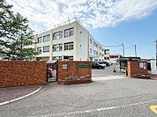 阪南市立下荘小学校まで徒歩16分(約1280m)。少し距離がありますが、お子様の体力がつきやすく、自立心が養われそうです。「主体的に考え、自立して行動する子どもの育成」が教育目標に掲げられています。