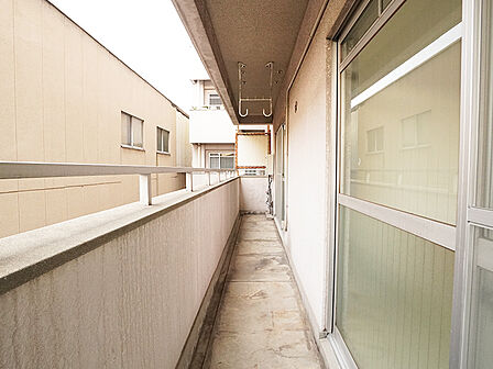 【バルコニー】洗濯物が乾きやすい南西向きのバルコニーは、2室から出入り可能。横幅があるので、布団や洗濯物を同時にたくさん干すことができます。