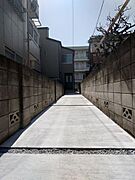 公道から物件迄の通路　1．6ｍと接道条件は満たせておりませんが、しっかり建築許可も取っている物件です