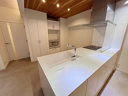 収納豊富な広々キッチン対面式で料理をしながらリビングの様子が見えます