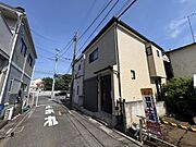 ベージュカラーの外観から同系色ブラウンの玄関ドアがメリハリをつけてます