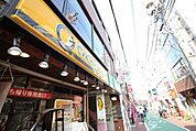 徒歩34分。CoCo壱番屋下高井戸駅前店まで徒歩11分。大人から子供まで大好物なカレー。いつ食べても美味しいと思える人気店で御座います。 2680m