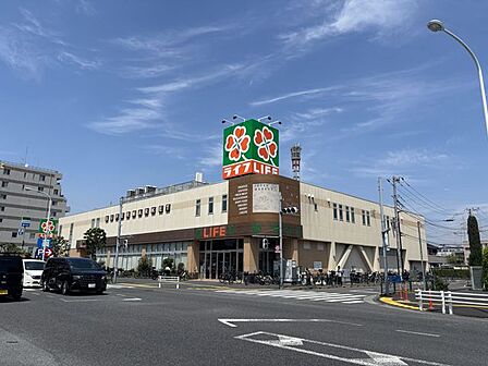 ライフ六町駅前店 徒歩5分。 300m