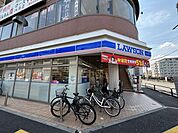 ローソン　足立六町駅前店 徒歩2分。 140m