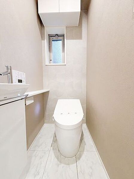 明るく清潔感のあるトイレ空間です。