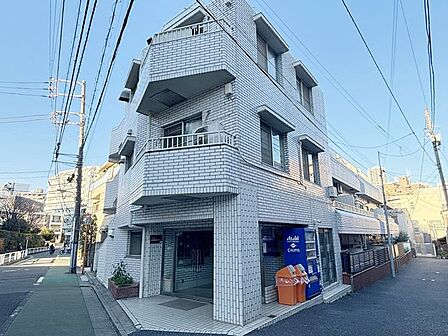 タイル張りの綺麗な外観です