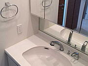 三面鏡の背面とシンク下に収納スペースがあり、アメニティ類のストックもバッチリですね！ 