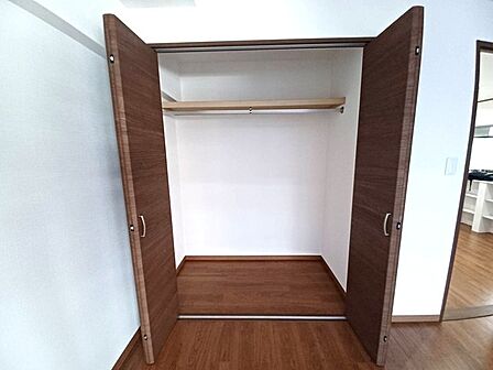 ゴルフバックや趣味の物など、まとめて収納できるのでお部屋を有効に使えますね! たくさんのお洋服やバッグを見やすく・取り出しやすく、慌ただしい朝もコーディネートを決めやすくなります。