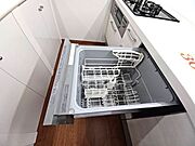 家事の時短に効果大の食洗器付き。高温でパワフルに洗い、温風乾燥します。手洗いよりも節水・節約が可能です。 一度使うと手放せないですよ！ 