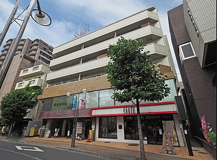 マンションの1階と2階には店舗や病院などが入居していて住居は3階からになります。
