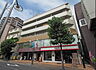 外観：マンションの1階と2階には店舗や病院などが入居していて住居は3階からになります。